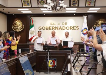 FIRMA GOBERNADOR VMCC CESIÓN DE DERECHOS DE LA FRECUENCIA 99.9 FM A LA UABCS