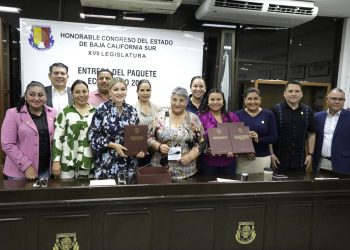 ENTREGA GOBIERNO DE BCS PAQUETE PRESUPUESTAL 2025 AL CONGRESO DEL ESTADO