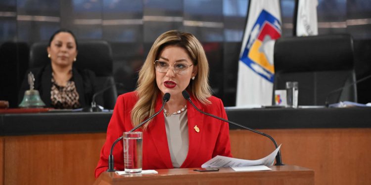 La diputada Karina Olivas Parra, presentó al pleno iniciativa que busca reformar el Artículo 389 y adicionar el artículo 389 Bis, ambos del Código Penal Para el Estado de Baja California Sur, a fin de ampliar la pena mínima a 40 años de prisión y tipificar la violencia trans feminicida.