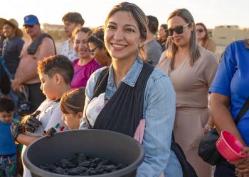 Presidenta Honoraria de Sistema DIF Los Cabos encabeza liberación de tortugas marinas