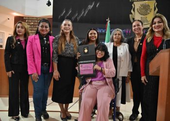 Entrega Congreso de BCS medalla María Dionisia Villarino a Amanda Urbán Domínguez