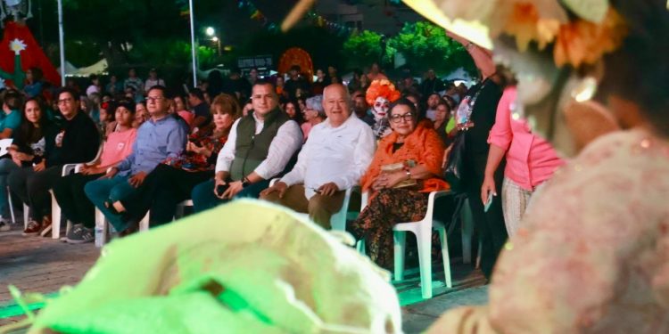 El Gobernador Víctor Manuel Castro Cosío asistió la noche del pasado sábado junto a su esposa Patricia López Navarro al XXIV Festival Tradicional del Día de Muertos 2024 celebrado en la Unidad Cultural Jesús Castro Agúndez en la ciudad de La Paz, un evento que reunió a cientos de personas para rendir homenaje a nuestros difuntos de una manera única y significativa.