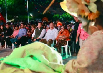 ASISTE GOBERNADOR VÍCTOR MANUEL CASTRO COSÍO AL FESTIVAL TRADICIONAL DEL DÍA DE MUERTOS