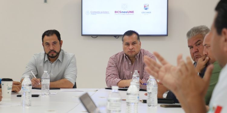 El secretario General de Gobierno, José Saúl González Núñez y el alcalde de Los Cabos, Christian Agúndez Gómez, sostuvieron reunión ejecutiva de transporte con los tres órdenes de gobierno, a fin de integrar a las nuevas autoridades a esta mesa y dar seguimiento al trabajo que se desarrolla para atender de manera integral este tema y que el servicio que se brinda a la comunidad cabeña y a los turistas, sea con total apego a la legalidad y de manera segura.