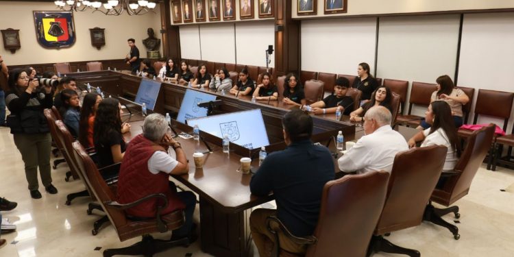 El gobernador del Estado, Víctor Manuel Castro Cosío, se reunió con los 21 jóvenes que conforman el XVII Parlamento Juvenil. Durante el encuentro, las y los parlamentarios juveniles presentaron propuestas enfocadas en abordar diversas problemáticas que afectan a la sociedad sudcaliforniana. Entre los temas destacados se incluyen el cambio climático, maltrato infantil, educación y desarrollo social, asuntos de gran relevancia para el bienestar del estado.