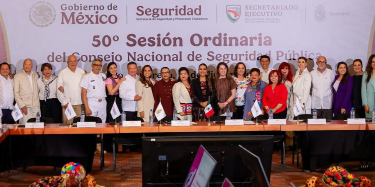 El gobernador de Baja California Sur, Víctor Manuel Castro Cosío, participó este martes en la reunión del Consejo Nacional de Seguridad Pública, convocada por la presidenta de México, Claudia Sheinbaum Pardo. En el evento que se realizó en Acapulco, Guerrero, el mandatario destacó los avances de Baja California Sur como uno de los estados más seguros del país.