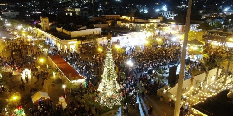 El presidente municipal del XV Ayuntamiento de Los Cabos, Christian Agúndez Gómez, acompañado de su distinguida esposa, la presidenta Honoraria del Sistema Municipal para el Desarrollo Integral de la Familia (SMDIF), Sol Delgado Moreno, realizó el tradicional encendido de árbol en la plaza pública Tte. José Antonio Mijares, en San José del Cabo, donde más de 3 mil 500 personas, disfrutaron del show de drones y actividades culturales. Asimismo, y de manera simultánea, se realizó en cada una de las delegaciones municipales.


En su intervención, Sol Delgado, reconoció el esfuerzo de todas y todos quienes hicieron posible el evento, en especial al arquitecto, Christian Agúndez, por siempre ser empático y solidario ante las actividades del Sistema DIF Los Cabos.