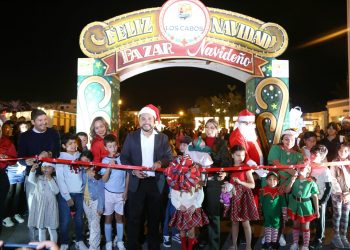 Inicia Ayuntamiento de Los Cabos festejos navideños con encendido de árbol
