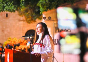 DISFRUTAN CIENTOS DE FAMILIAS EL INICIO DE FESTEJOS DECEMBRINOS CON ENCENDIDO DEL ARBOL NAVIDEÑO Y OBRA DE TEATRO EN LORETO