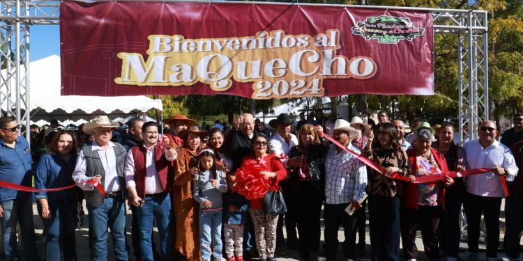 Al inaugurar la tercera edición del Festival de la Machaca, el Queso y el Chorizo (MaQueCho), en la comunidad de San Antonio, el gobernador Víctor Manuel Castro Cosío expresó su satisfacción, ya que esta actividad ha cumplido con el propósito de promover actividades y productos que distinguen a nuestras localidades, preservando el origen auténtico de estos alimentos emblemáticos de la gastronomía de Baja California Sur.