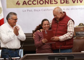 ENTREGA VÍCTOR CASTRO MÁS APOYOS EN VIVIENDA A SECTORES VULNERABLES DE LA PAZ