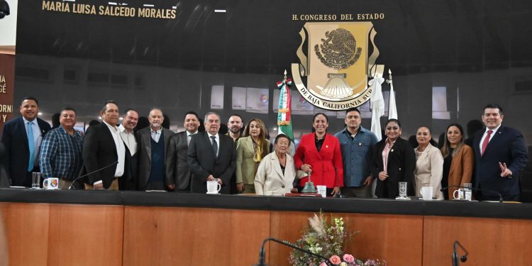 En sesión solemne se conmemoró el Cincuentenario de la Promulgación de la Constitución de BCS. La presidenta de la Mesa Directiva, diputada Alondra Torres, el Gobernador del Estado, Víctor Castro y la presidenta del TSJ del Poder Judicial, Magistrada Claudia Jeannette Cota develaron el nombre de la constituyente María Luisa Salcedo.  