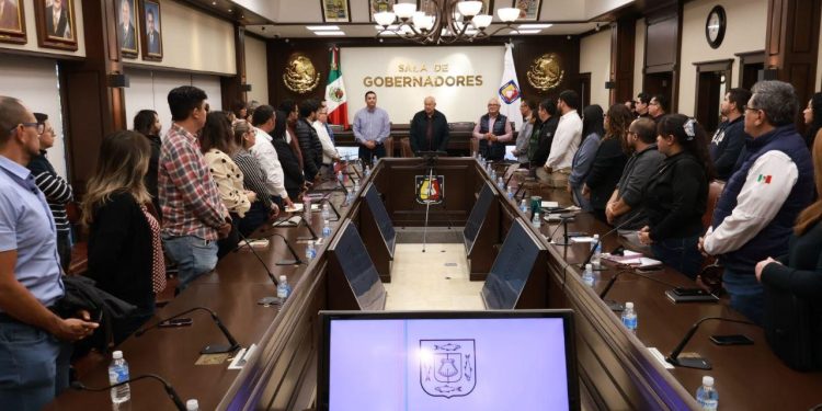 En encuentro con responsables de las áreas de comunicación social de las distintas dependencias del Gobierno del Estado, el gobernador Víctor Manuel Castro Cosío, las y los convocó a que en este periodo de 2025 la responsabilidad de informar se consolide de manera comprometida y oportunamente a la ciudadanía de lo que se realiza en las áreas de la administración estatal.