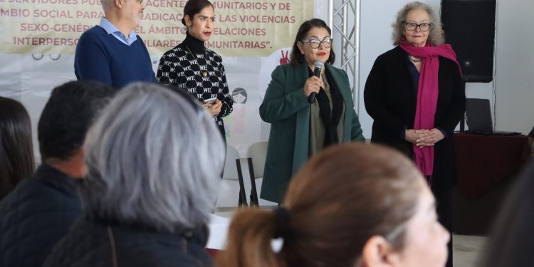 Para dar continuidad a las actividades que se desarrollan a través del programa de Democracia Familiar y Comunitaria, el Sistema Estatal DIF (SEDIF), lleva a cabo el taller “Estrategias didácticas para formadoras y formadores de servidores públicos, agentes comunitarios y de cambio social para la erradicación de las violencias sexo genéricas en el ámbito de relaciones interpersonales, familiares y comunitarias”, en los municipios de La Paz y Los Cabos, informó la presidenta honoraria de esta institución, Patricia López Navarro.