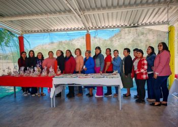 IMPARTEN CURSOS DE BORDADO BÁSICO Y ELABORACIÓN DE ACCESORIOS EN CONCHA MARINA EN AGUA VERDE