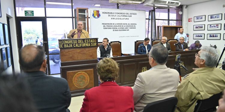 Titulares de los poderes, el diputado constituyente Eligio Soto, la UABCS, y la presidenta de la Mesa Directiva del Congreso, diputada Alondra Torres presentaron la versión digital  del Memorial del Proceso Legislativo de la Conversión de Territorio a Estado de BCS, que ya puede ser consultado en la página web del poder legislativo: www.cbcs.gob.mx.