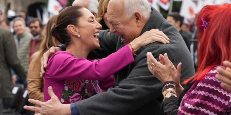 El Gobernador de Baja California Sur, Víctor Manuel Castro Cosío, asistió al evento conmemorativo de los primeros 100 días de gestión de la presidenta de México, Claudia Sheinbaum Pardo, reafirmando su compromiso de colaboración con el gobierno federal para continuar trabajando por el bienestar de las y los sudcalifornianos.