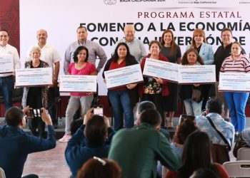 Entrega Gobernador Víctor Castro Cosío apoyos a Microempresas