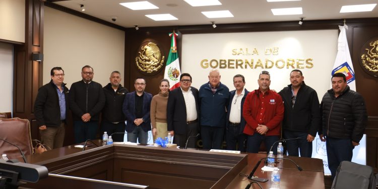 El gobernador Víctor Manuel Castro Cosío sostuvo este jueves reunión de trabajo con Moisés Poblanno Silva, director general de la Exportadora de Sal, S.A. de C.V. (ESSA), Luis Martín Pérez Murrieta, secretario general del Sindicato Industrial de Trabajadores Salineros, Marineros, Maquinistas, Cargadores, Similares y Conexos de Baja California Sur, trabajadores de la empresa y miembros de dicha agrupación.