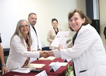 Reconoce el Gobierno del Estado a médicos que desempeñan labores docentes en el Hospital Salvatierra
