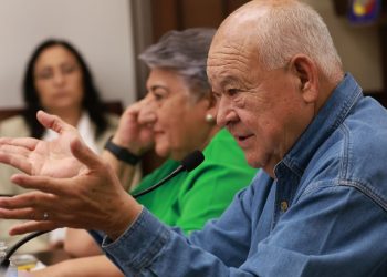 Convoca Víctor Castro a mejorar la operatividad de áreas de administración del Gobierno estatal