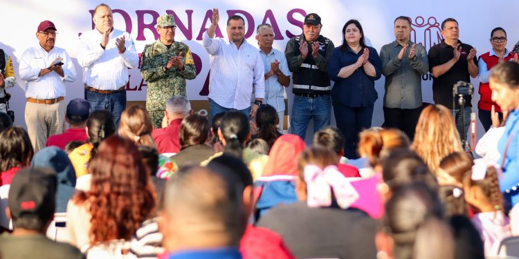 "Estas jornadas que promueve la presidenta Claudia Sheinbaum Pardo, a la cual se sumó el Gobierno del Estado, nos permite, a los tres órdenes de gobierno, mantener el diálogo directo con la ciudadanía, acercar servicios y programas que generen bienestar, con ello contribuir al fortalecimiento del tejido social”, expresó el secretario General de Gobierno, José Saúl González Núñez, al encabezar una Jornada por la Paz en la Delegación de San Juan de Los Planes, municipio de La Paz.