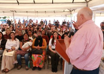 Entrega Gobernador apoyos para actividades productivas, así como beneficios para mejorar la atención a la salud