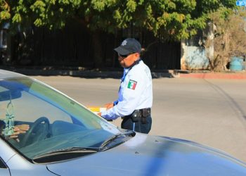 TRABAJA SEGURIDAD PÚBLICA EN CONCIENTIZACIÓN CIUDADANA SOBRE DOCUMENTACIÓN VEHÍCULAR Y PAPEL POLARIZADO