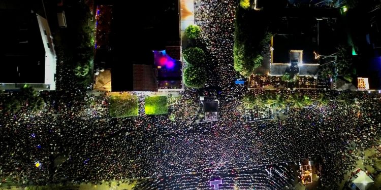 Continúan las fiestas del Carnaval La Paz 2025 “El Mundo Baila” con la coronación de la Reina Stephany I en una noche de sorpresas y espectáculos musicales. La presentación del 90’s Pop Tour hizo vibrar a cerca de 20 mil personas que se congregaron en el kiosco del malecón y sus alrededores.