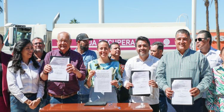 La Presidenta Municipal, Milena Quiroga Romero, encabezó la firma de un convenio para garantizar que el agua tratada se utilice en labores de construcción y terracería, evitando el desperdicio de agua potable. El acuerdo en el que participan el Ayuntamiento de La Paz, la Confederación Revolucionaria de Obreros y Campesinos (CROC), el Gobierno de Baja California Sur, fue suscrito en la Explanada de Gobierno del Estado, y contó con la presencia del Director de la Comisión Nacional del Agua (Conagua), Efraín Morales López.