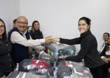 Apoya el Gobierno estatal a trabajadores del CECYTE con la entrega de uniformes