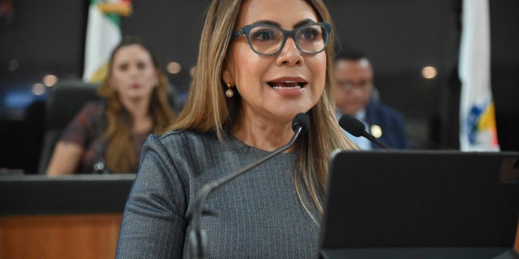 La Comisión permanente de Ecología y Medio Ambiente del Congreso del Estado, analiza desde hoy la iniciativa donde la diputada Lupita Saldaña Cisneros propone elevar a rango constitucional del Estado, la función de los municipios, para realizar una recolección selectiva de la basura para darle un manejo integral que elimine, reduzca, reutilice y recicle.