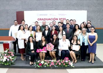 Egresan 32 médicas y médicos del Hospital Juan María de Salvatierra