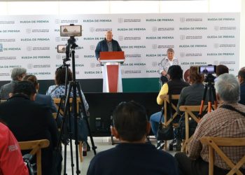 Se reúne el gobernador Víctor Castro con representantes de medios locales