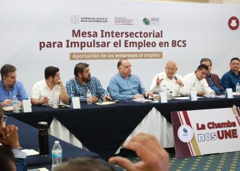 El gobernador Víctor Castro convoca a fortalecer estrategias para mantener el liderazgo laboral en el país