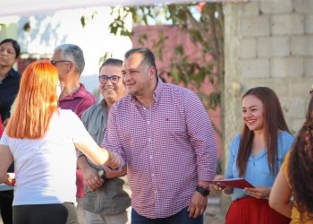 El secretario general de Gobierno, José Saúl González Núñez, en representación del gobernador Víctor Manuel Castro Cosío, hizo entrega de 71 acciones de vivienda, a familias de los municipios de Comondú, Loreto y Mulegé.