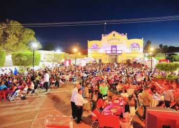 CON MARIACHI, RIFA DE REGALOS Y BAILE POPULAR, FESTEJA PAZ OCHOA EL “DÍA DE LAS MADRES” EN LORETO