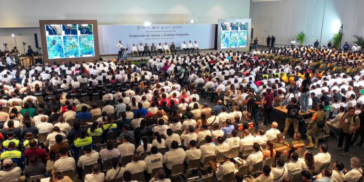 El Congreso del Estado de BCS, a través del diputado Erick Iván Agundez Cervantes, Presidente de la Comisión Permanente de Protección Civil informa que se está participando en la “Reunión Nacional de Protección Civil 2025” que se realiza del 7 al 9 de mayo en la ciudad de Mérida, capital del Estado de Yucatán, en donde la Coordinación Nacional, presidida por Laura Velázquez Alzúa dio a conocer el pronóstico de la temporada de lluvias y ciclones tropicales 2025, pronosticándose de 16 a 20 fenómenos hidrometeorológicos para la zona del Pacífico. El diputado Erick Iván Agundez señaló que por su parte, la Comisión Nacional del Agua (CONAGUA), informó que para este año se espera la formación de 8 a 9 tormentas tropicales, 4 a 5 huracanes categoría 1 y 2, así como 4 a 6 de clase 3,4 y 5.