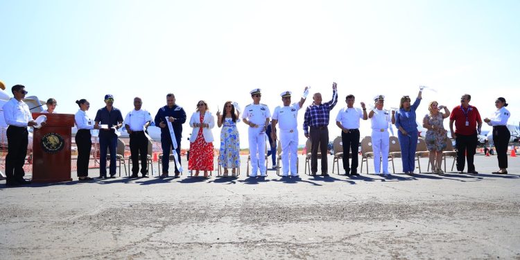 Con un llamado a continuar promoviendo el turismo, la cultura y el orgullo por la identidad sudcaliforniana, el gobernador del estado, Víctor Manuel Castro Cosío, inauguró en Loreto, la primera edición del Aero Fest Baja 2025, un evento que nace con la misión de destacar y fortalecer el papel de la mujer en la industria aeronáutica. Durante la ceremonia inaugural, el mandatario reconoció ante la alcaldesa Paz del Alma Ochoa Amador, el esfuerzo conjunto entre la Secretaría de Marina (SEMAR), a través del Grupo Aeroportuario de la Ciudad de México (GACM) y de la asociación civil Mujeres Por un México con Equidad, a quienes reconoció por llevar a cabo este tipo de eventos que brinda beneficios al aeropuerto y al estado.