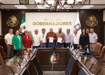 Recibe el gobernador Víctor Castro el pliego petitorio del magisterio sudcaliforniano