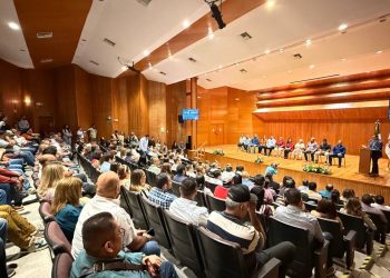 Mantiene el panismo taciturno y conformista ritmo mientras que Morena aumenta de tono la competencia interna.