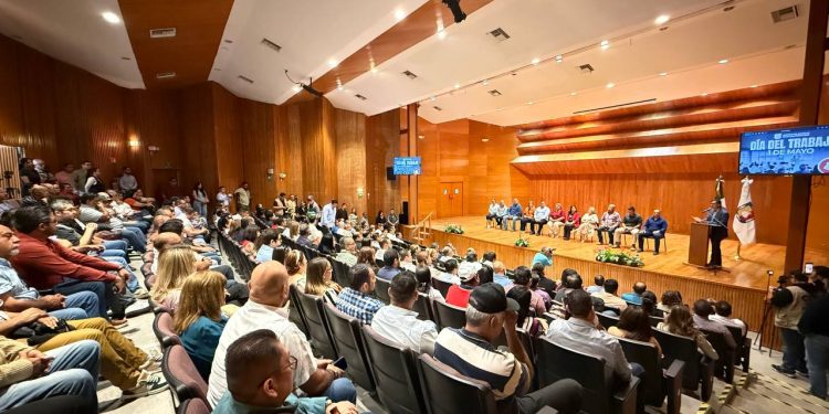 En el marco del Día Internacional del Trabajo, autoridades estatales encabezaron ceremonia conmemorativa para reconocer la lucha histórica de la clase obrera y reafirmar el compromiso del Gobierno del Estado con la justicia laboral y el bienestar de las y los trabajadores sudcalifornianos. La actividad fue encabezada por el secretario General de Gobierno, José Saúl González Núñez, en representación del gobernador Víctor Manuel Castro Cosío, quien señaló que la Cuarta Transformación ha emprendido una política laboral orientada a la defensa de los derechos de trabajadores mexicanos, con resultados precisos como el aumento de más del 100% al salario mínimo y una reducción del desempleo en un 2.3% a nivel nacional.