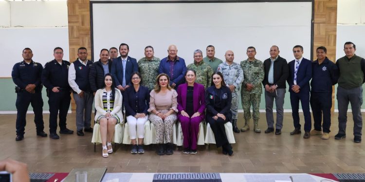 En el marco de la Mesa de Seguridad Interestatal de Coordinación para la Construcción de la Paz y Seguridad de los estados de Baja California y Baja California Sur, acordaron ampliar las acciones para atender las causas de los delitos y reforzar las estrategias encaminadas a inhibir y prevenir la violencia, informó el gobernador Víctor Manuel Castro Cosío. Al reunirse en Guerrero Negro, municipio de Mulegé, con representantes de ambas entidades, Ejército Mexicano, Secretaría de Marina, Guardia Nacional y las Secretarías de Seguridad Pública, el mandatario estatal estableció que este encuentro surge de los acontecimientos violentos originados en las últimas semanas, que han dejado como resultado diversas detenciones, decomisos de droga, armas de fuego y vehículos, en el marco de la Estrategia Nacional de Seguridad.
