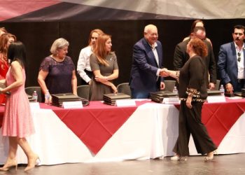 Gobernador Víctor Castro Cosío reconoce labor docente en el Día del Maestro