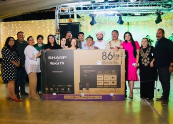 ACOMPAÑADA POR CIENTOS DE TRABAJADORES DE LA EDUCACIÓN, FESTEJA PAZ OCHOA “DÍA DEL MAESTRO”