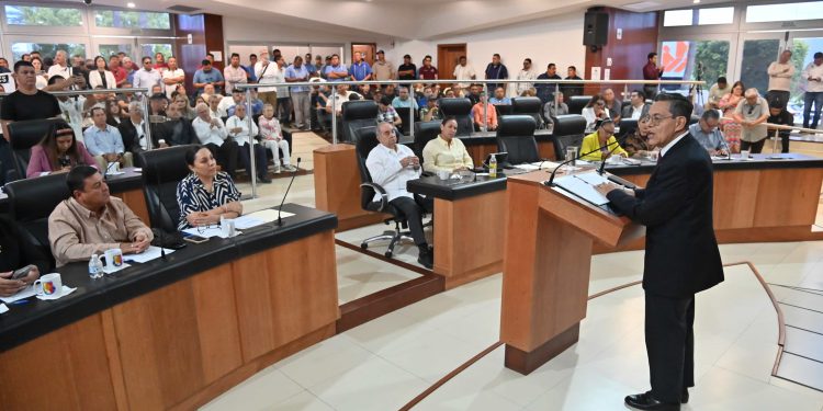 Mayor esfuerzo de servidores públicos pide la ciudadanía, dijo el Maestro Vicente Cardoza López quien rindió un mensaje en el Congreso de BCS con motivo del 60 aniversario del triunfo del Frente de Unificación Sudcaliforniana (FUS).