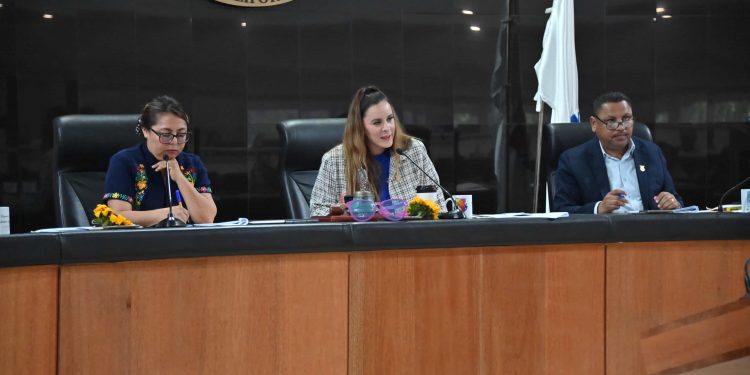 Reciben el Congreso de BCS iniciativa que busca crear la Ley para personas LGBTTTIQNB+.
