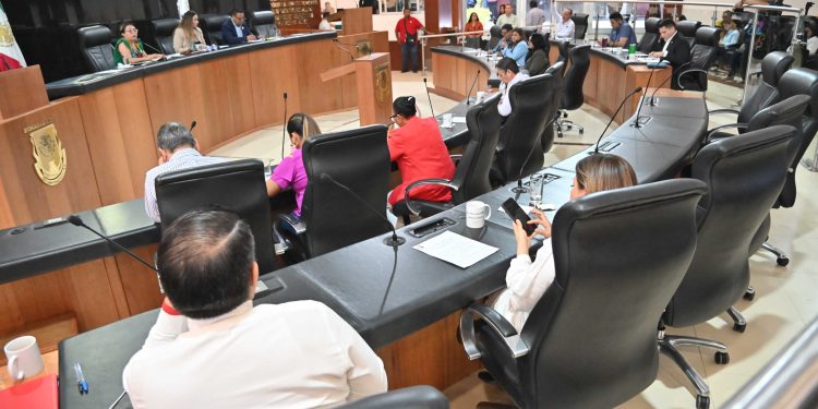 Fue elevada a rango constitucional la relación laboral entre los poderes públicos y trabajadores; El pleno de BCS aprobó el dictamen a la iniciativa que adiciona el artículo 155 Bis de la Constitución de BCS, propuesto por el diputado Sergio Guluarte Ceseña.