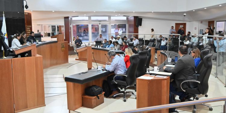 El pleno de la XVII Legislatura del Congreso del Estado de BCS, aprobó el punto de acuerdo presentado por el diputado Omar Torres Orozco, mediante el cual se exhortará a la Secretaría de Finanzas y Administración del Gobierno del Estado de BCS, para que analice y gestione un programa de descuentos relativo a la dotación y/o reposición de placas para los automovilistas.