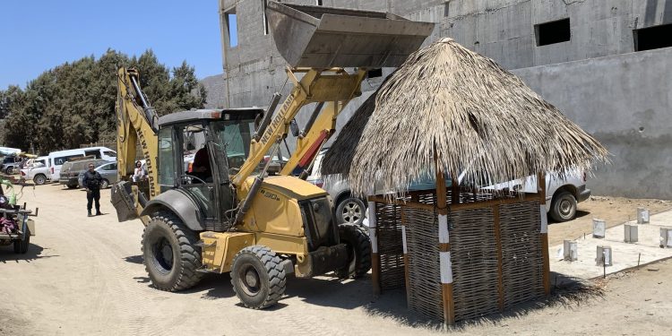 En respuesta a las denuncias ciudadanas recibidas a través de la aplicación App La Paz sobre el bloqueo a playas, el Contralor Municipal, Pavel Castro Ríos, encabezó los trabajos de liberación de tres accesos a las zonas costeras, dos en El Pescadero y uno en Cerritos, donde se detectaron obstrucciones en la vía pública. En El Pescadero, los accesos estaban bloqueados con piedras y otros objetos, mientras que en Cerritos se retiró una caseta que pretendía cobrar por el paso hacia la playa, la cual fue instalada sin licencia de construcción. En estas labores participaron la Dirección General de Servicios Públicos Municipales, la Dirección General de Gestión Integral de la Ciudad, ZOFEMAT La Paz, entre otras áreas del Ayuntamiento.